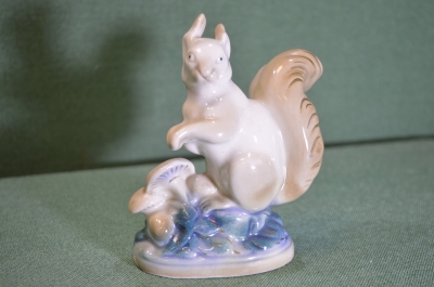 Статуэтка фарфоровая "Белка белочка с грибами". Фарфор. Старая Гжель. Турыгино. СССР. #1 #U