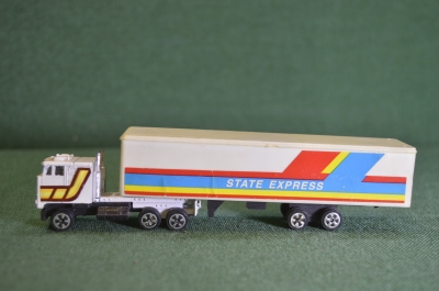 Модель масштабная, грузовик тягач с прицепом "State Express", фура. Клейм нет.