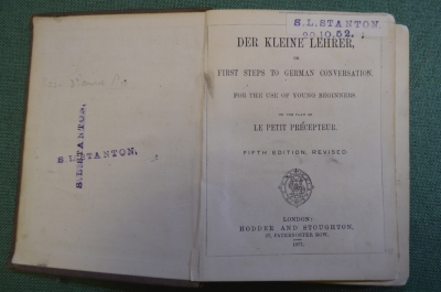 Книга "Der Kleine Lehrer". Словарь с готического немецкого на английский. Лондон, 1877 год. #K13