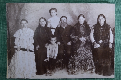 Семейная фотография из личного архива. Российская Империя. Начало XX века. 