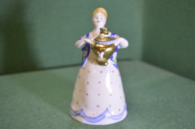 Фарфоровая статуэтка "Девушка барыня с самоваром". Фарфор, золочение. Дулево. СССР. #U