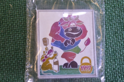 Знак значок "Год Быка 1997 Алкоголь". Ситалл.