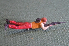 Солдатик ковбой лежащий с винтовкой. Крепление. Дикий запад. Elastolin. Композит. Германия.