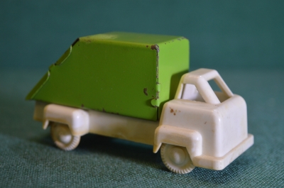 Машинка, модель игрушечная "Мусоровоз". Карболит, жесть. СССР.