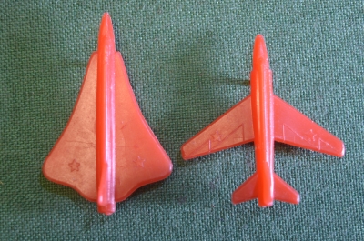 Самолет, самолетик пластиковый (2 штуки). СССР.