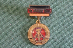 Знак, значок фрачный подвесной "10 лет ГДР". Тяжелый металл. Германия. Знак, значок фрачный подвесной "10 лет ГДР". Тяжелый металл. Германия.