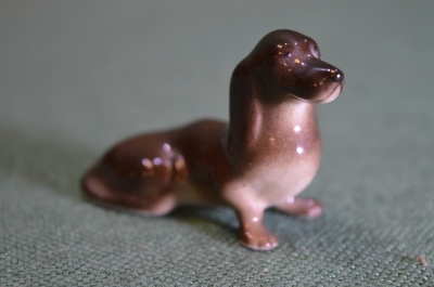 Фарфоровая статуэтка миниатюрная "Такса собака". Фарфор. ЛФЗ, СССР.