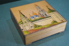 Шкатулка деревянная "Кремль". Резьба. Роспись. СССР.