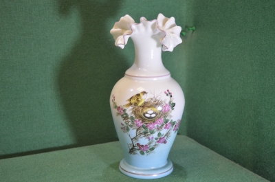 Ваза стеклянная старинная. Цветное молочное стекло. Роспись. Мальцов. Царская Россия.