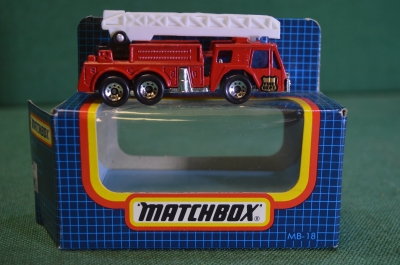Машинка модель Matchbox "Fire Engine". Пожарная машина. Таиланд. Коробка. 1982 год.
