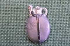 Знак значок "Фляга фляжка". Из серии Гитлерюгенд. WHW. Зимняя помощь. 3-й Рейх. Германия.