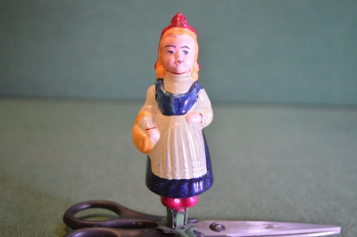 Елочная игрушка "Красная Шапочка, синее платье". Стекло, прищепка. СССР. 