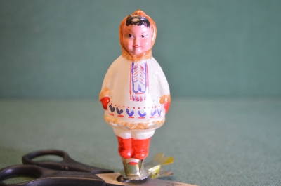 Елочная игрушка "Якутка, северянка, девочка в национальной одежде". Стекло, прищепка. СССР.