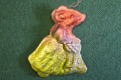 Елочная игрушка "Мышка, мышь с корзиной". Картонаж, фольга. СССР 