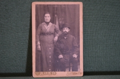 Фотография старинная "Семейная пара. Строгая женщина и мужчина в котелке". Cabinet Portrait. 