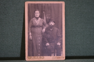 Фотография старинная "Семейная пара. Строгая женщина и мужчина в котелке". Cabinet Portrait. 
