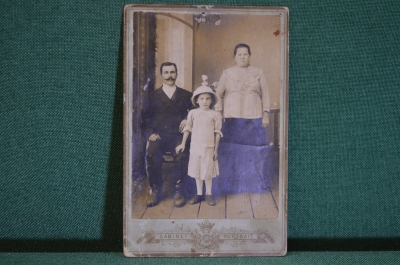 Фотография старинная "Семейное фото. Папа, мама и дочка". Cabinet Portrait.