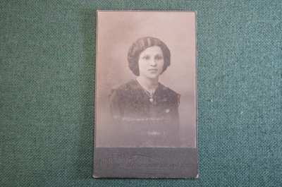 Фотография старинная "Девушка с колоном в виде сердечка". Фот. Константиновского, Каменское д. Сухи 