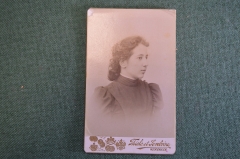 Фотография старинная "Девушка в черном платье". Тиле и Серебрин, Воронеж. 1899 год.