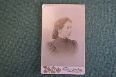 Фотография старинная "Девушка в черном платье". Тиле и Серебрин, Воронеж. 1899 год.