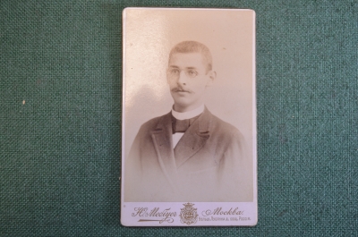 Фотография старинная "Молодой мужчина с усами, в очках". Мебиус, Москва.