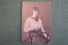 Фотография старинная "Девушка на стуле".