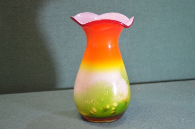 Ваза стеклянная. Цветное двухслойное стекло. Чехословакия.