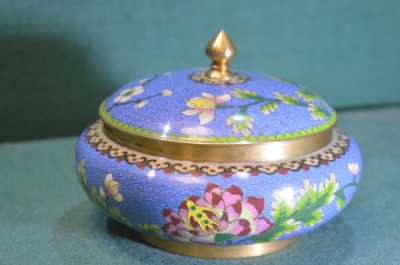 Ваза конфетница с крышкой. Клуазоне. Латунь. Эмаль. Старый Китай. 1950е.