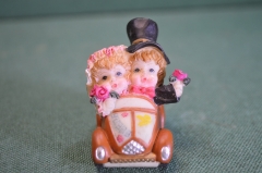 Статуэтка "Свадебная Он и она. Жених с невестой в машине". Полистоун. Композит.