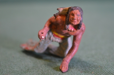 Солдатик "Индеец с томагавком ползущий". Композит. Дикий запад. Elastolin. Рейх. Германия. 1930е.