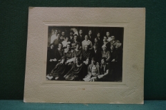 Фотография старинная групповая. Один мужчина и много женщин.