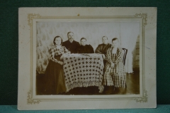 Фотография старинная семейная "Молодежь и старики за столом". 