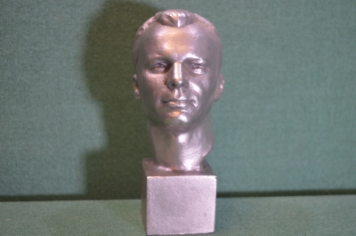 Бюст металлический, Юрий Гагарин, первый космонавт. Силумин. Космонавтика. Баганов, 1976 год.