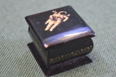 Шкатулка лаковая миниатюра "Космонавт космос". 3 х 3 х 2.5 см. Роспись. Лак. Палех.