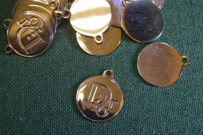Бирки, жетоны "Диор, Dior" (25 штук). Металл.