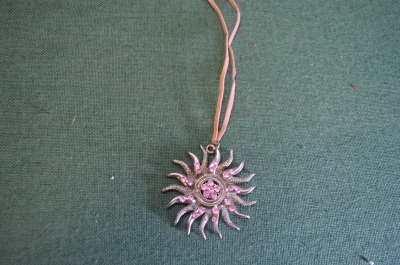 Кулон "Солнце". Розовые вставки. Металл.