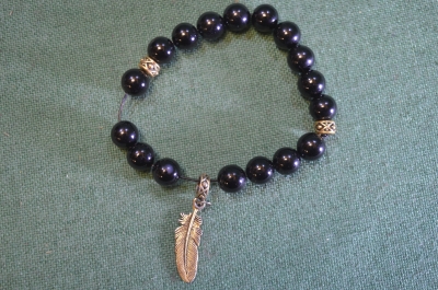 Браслет, четки с черными камнями. Камень, металл. Подвеска перо.