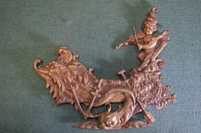 Накладка старинная на мебель "Лодка любви". Амур, скрипка, якорь, пронзенные сердца. Латунь. 