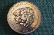 Монета 25 пенсов 1981 год. Свадьба, Принц Уэлльский и леди Диана. Елизавета II, Великобритания. Монета 25 пенсов 1981 год. Свадьба, Принц Уэлльский и леди Диана. Елизавета II, Великобритания.