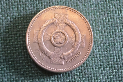Монета 1 фунт 2001 год. One pound. Кельтский крест. Елизавета II, Великобритания.
