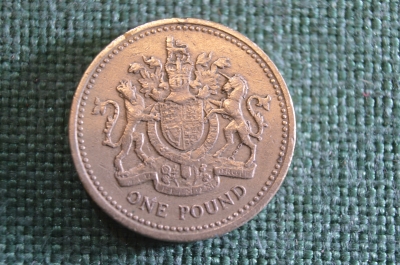 Монета 1 фунт 1983 год. One pound. Королевский герб. Елизавета II, Великобритания.