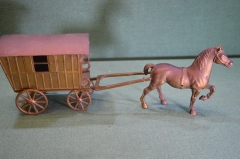 Шкатулка массивная латунная "Повозка с лошадью". Дефект.