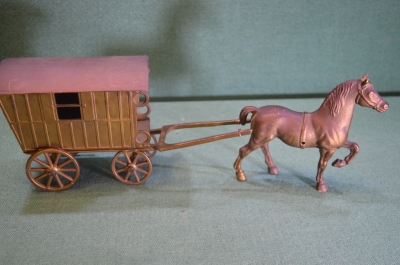 Шкатулка массивная латунная "Повозка с лошадью". Дефект.