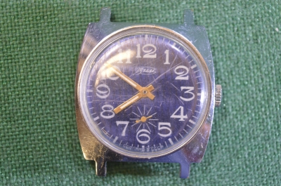 Часы наручные механические "ЗИМ". Синий циферблат. СССР.