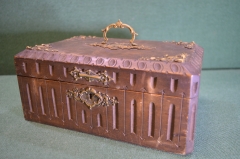 Шкатулка старинная деревянная, резная, с латунными накладками. Дерево.