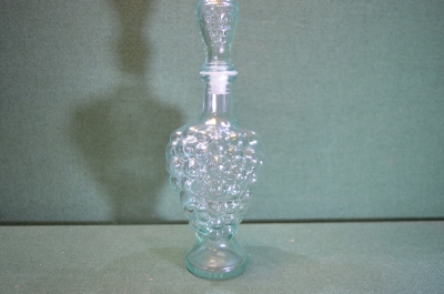 Графин, графинчик стеклянный, с пробкой. Виноградная гроздь. Высота 27,5 см. Стекло. Италия.