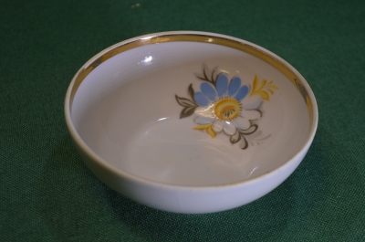Миска, мисочка, небольшой размер. Фарфор, цветы. Дулево. СССР.