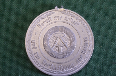 Медаль Bereit zur Arbeit. Динамо Берлин. Dynamo Berlin. Sportgemeinschaft, Спортивное общество. 