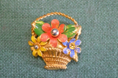 Брошка, брошь "Букет цветов в корзине". Латунь, эмали.