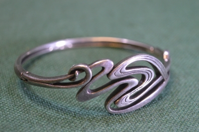 Браслет наручный, женский. Металл. Раздвигающийся, с застежкой.